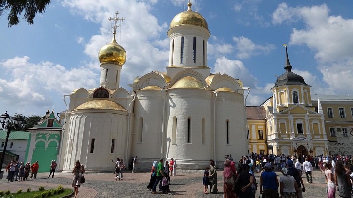 Число желающих поклониться иконе "Троица" растет