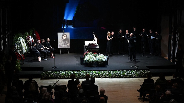 В "Электротеатре Станиславский" началось прощание с Юханановым